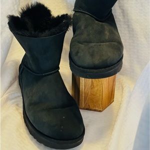 💕🌈💕UGGS BRAND WOMENS MINI BOOT Size 9